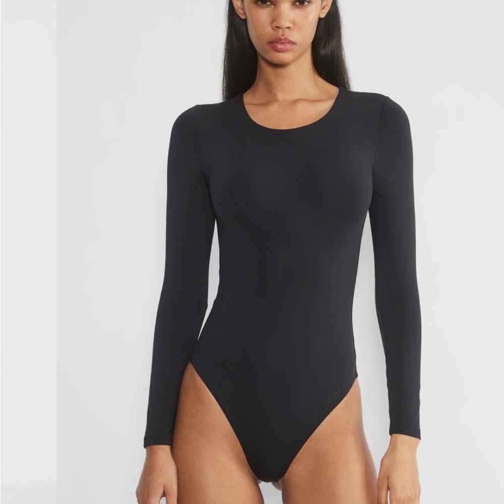 Aritzia Babaton Contour Crew Longsleeve Bodysuit